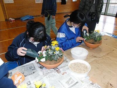 色砂利を入れて作品完成です。
