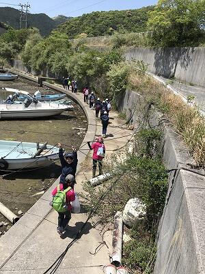 海に向かっています