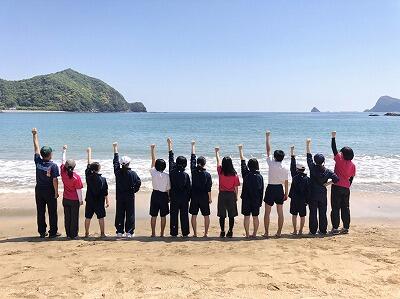 熊野江の海を前に記念撮影です