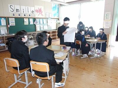 班でまとめた意見を発表しています。