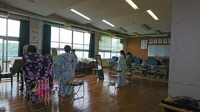 浴衣を着ています。