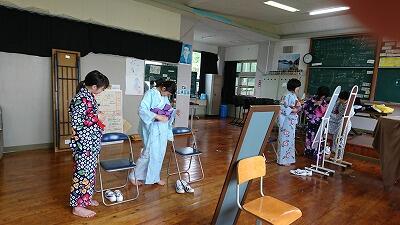 浴衣を着ています。