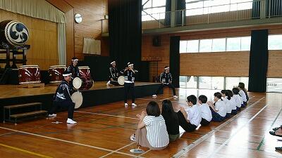 演奏を聴いています。