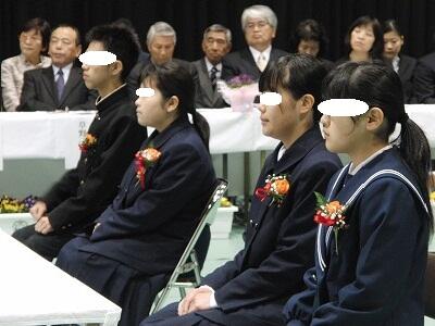 式辞を聞く卒業生