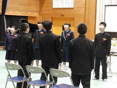 混声３部合唱「明日へつなぐもの」を歌い合う全校生徒