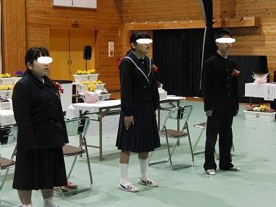 混声３部合唱「新しい朝」を歌い合う卒業生