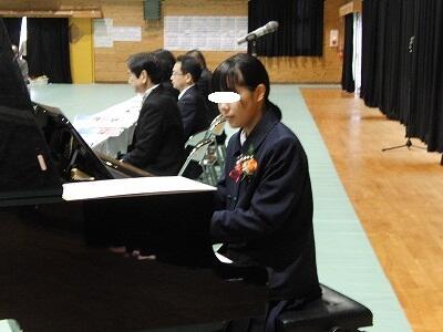 混声３部合唱「新しい朝」を伴奏する卒業生