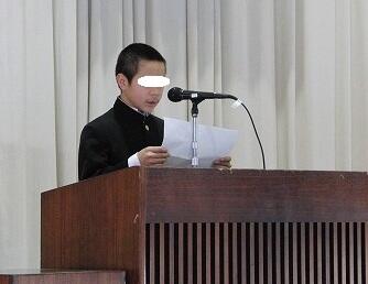 １年間を振り返る男子生徒。