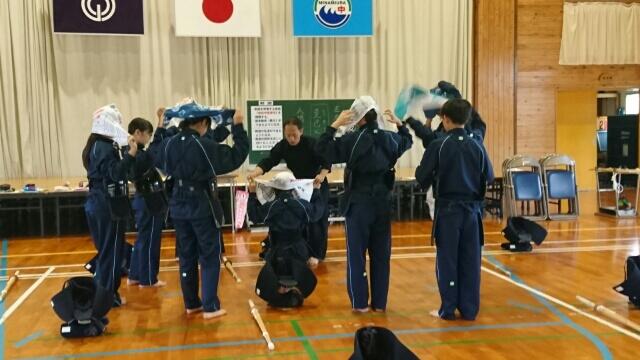 手拭いを着けています。