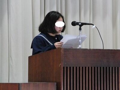 １年間を振り返る女子生徒。