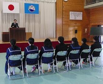 校長先生のお話を聴く全校生徒。