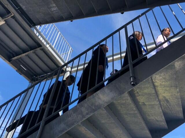 非常階段を上ります。