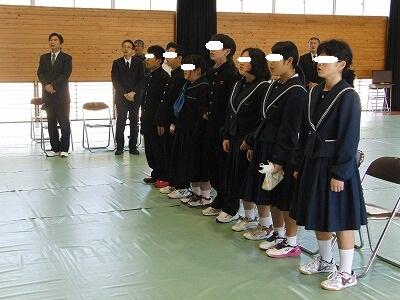 校歌斉唱する全校生徒。