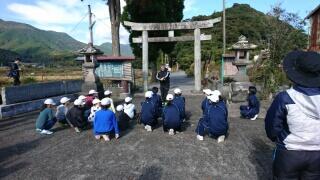 説明を聞いています。