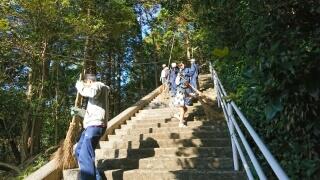 階段をきれいにしています。