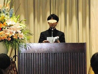 歓迎の言葉を述べる男子生徒