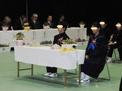 校長先生のお話を聴く新入生