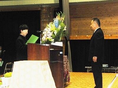 誓いの言葉を述べる代表生徒