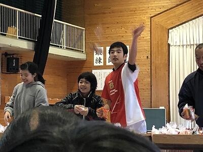 餅まきの様子です