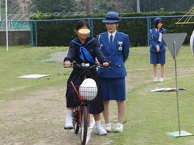 交差点では一旦停止しましょう。