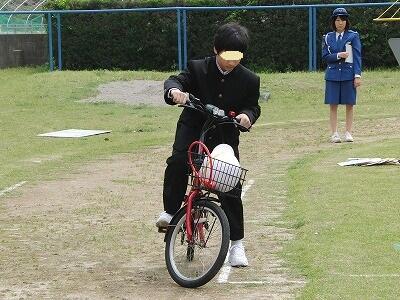 カーブでは少し速度を落として遠くを見ながら曲がります。