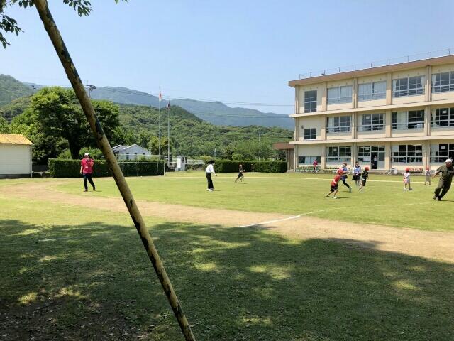 熊野江小学校の校庭で遊ぶ