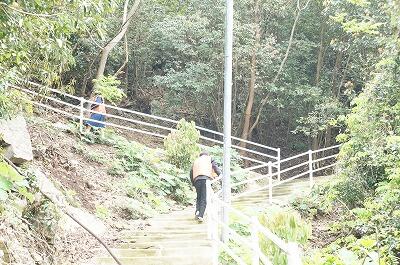 急勾配を駆け上がります。