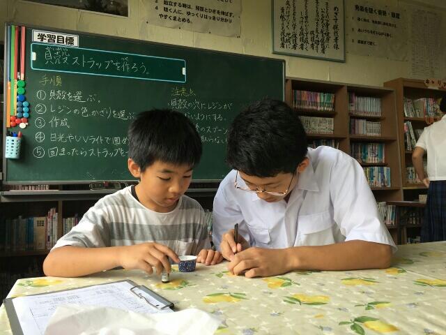 貝殻ストラップづくり