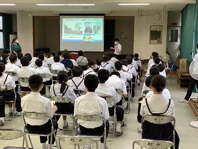 　「町づくりと延岡」　７月１５日に、市役所企画課の田中さんの話を聞く生徒たち