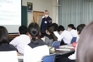 生徒たちに語りかけながら講義をされる竹澤教授　　