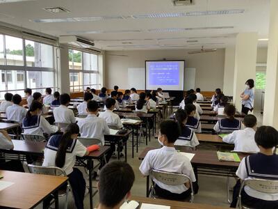 講話を前に準備する飫肥中の生徒たち