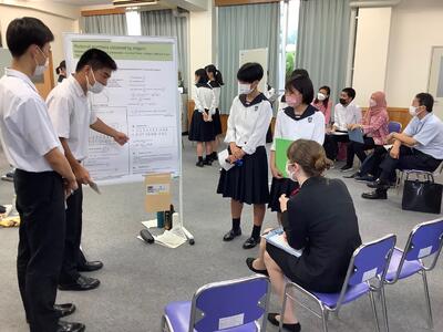 　鋭い質問にも正面から答える生徒たち