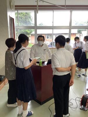 講話終了後にも講師に質問する生徒たち