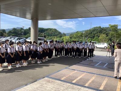 センコービジネスサポートの玄関で　