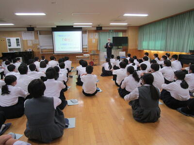 集中して話を聞く生徒たち