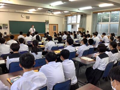 発表会の冒頭に説明を聞く生徒たち