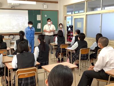 メンターの自己紹介を聞く生徒たち