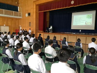 パワーポイントや小演技も工夫して発表　