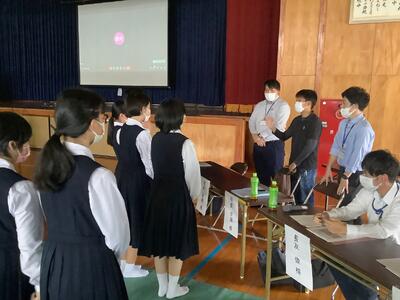 休憩時間にメンターに報告と御礼を伝える生徒たち