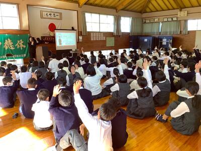 　生徒たちは積極的に講話に参画していました　