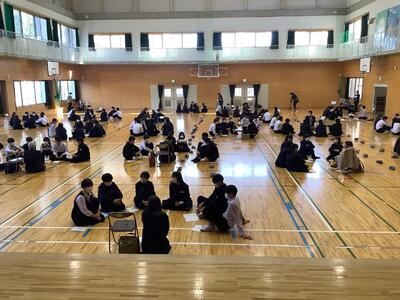 体育館で班毎に自己紹介から始まる