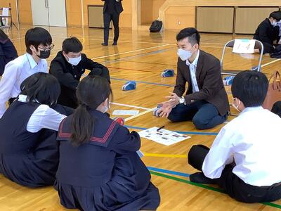 講師が自身の人生グラフを真剣に語る　