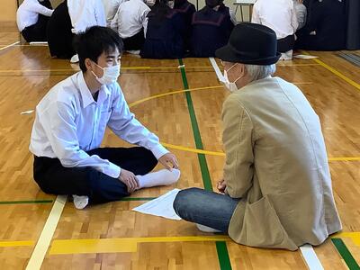 　生徒の人生グラフを寄り添いながら聞く講師