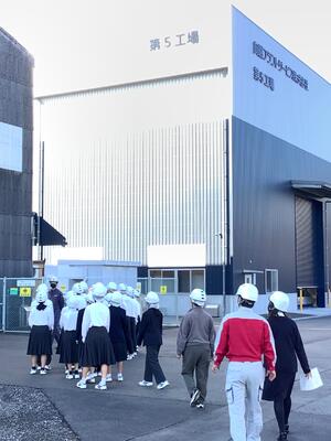 「向陽プラントサービス」を見学する生徒たち　