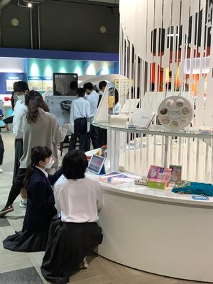 旭化成展示センターでワークシートを手に調べる生徒たち　