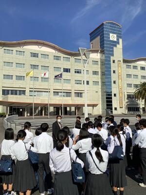 九州保健福祉大学の説明を聞く