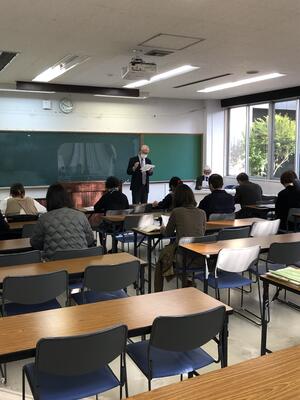 地域コーディネーターの方々に「よのなか教室」などの取組を紹介しました