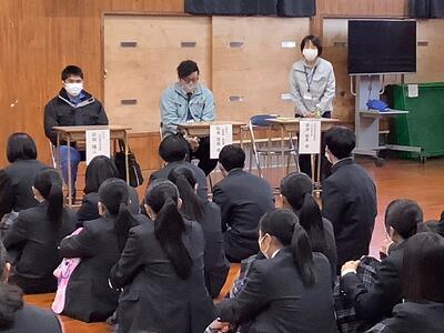 　発表後を聞いた３人のメンターからアドバイスをもらう