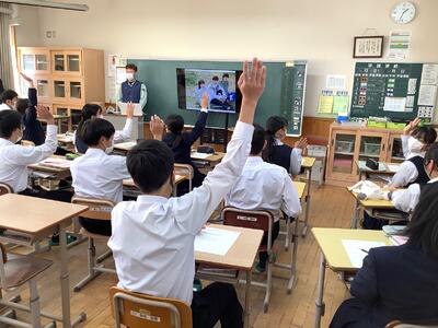 若手社員の質問に積極的に手を挙げて応える生徒たち　　