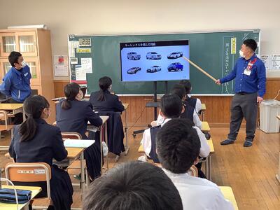 　若手社員は緊張しながらも楽しく語った